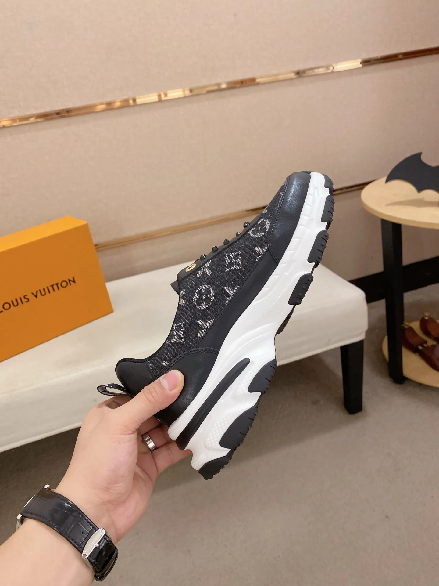 Men's shoes💰 442💰Louis Vuitton (Louis Vuitton/LV) top 🔍🔍 new models are on sale at the same time, the upper 🇮🇹 imported Italian first-layer cowhide, fully imported breathable mesh lining 💪💪, completely 1⃣️compared 1⃣️Reproduction🇮🇹💪💪, ⚠Sole: The original sole is specially provided by the original factory, the exclusive movable molded sole is super comfortable, ⚠Original factory follow-up goods, 🔍🔍high quality, you can enter and leave the counter at will, welcome to compare⚠. Code number: 38-44. Can be customized for 45 non-refundable!